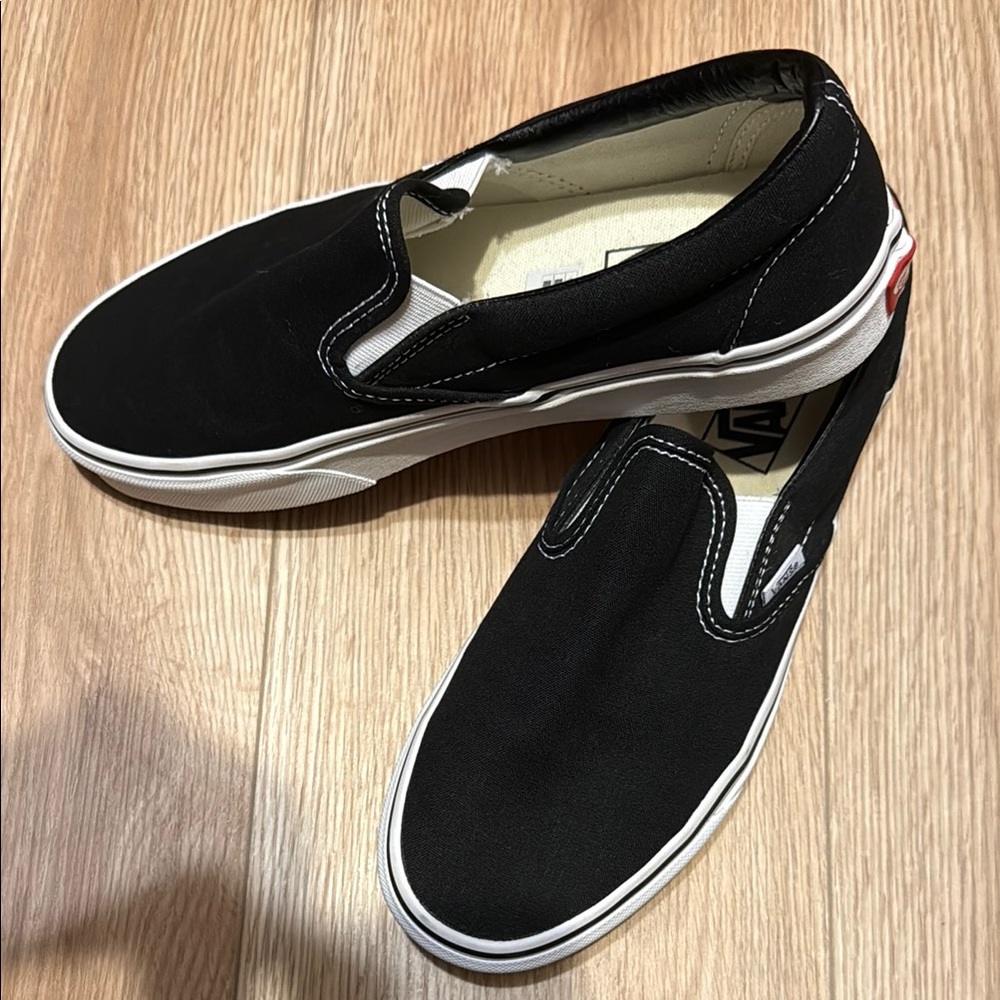 Vans Classic Black and White Slip-Ons, NEW - Picture 3 of 11